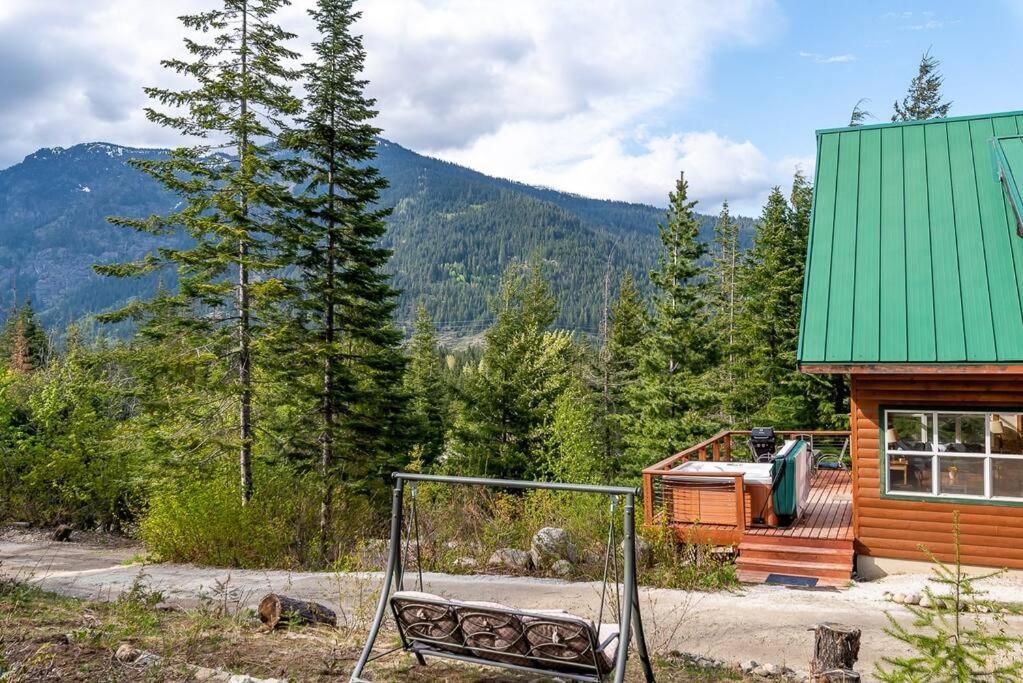 Hot Tub Cool Views: Roaring Creek Chalet *