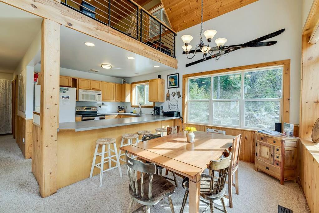 Hot Tub Cool Views: Roaring Creek Chalet *