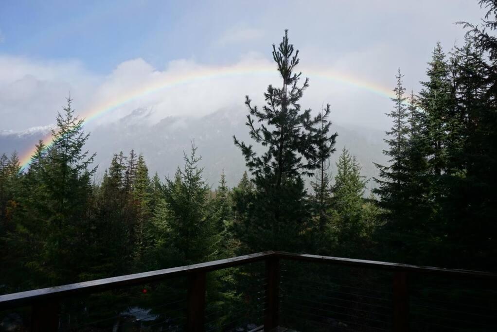 Chalet Hot Tub Cool Views: Roaring Creek