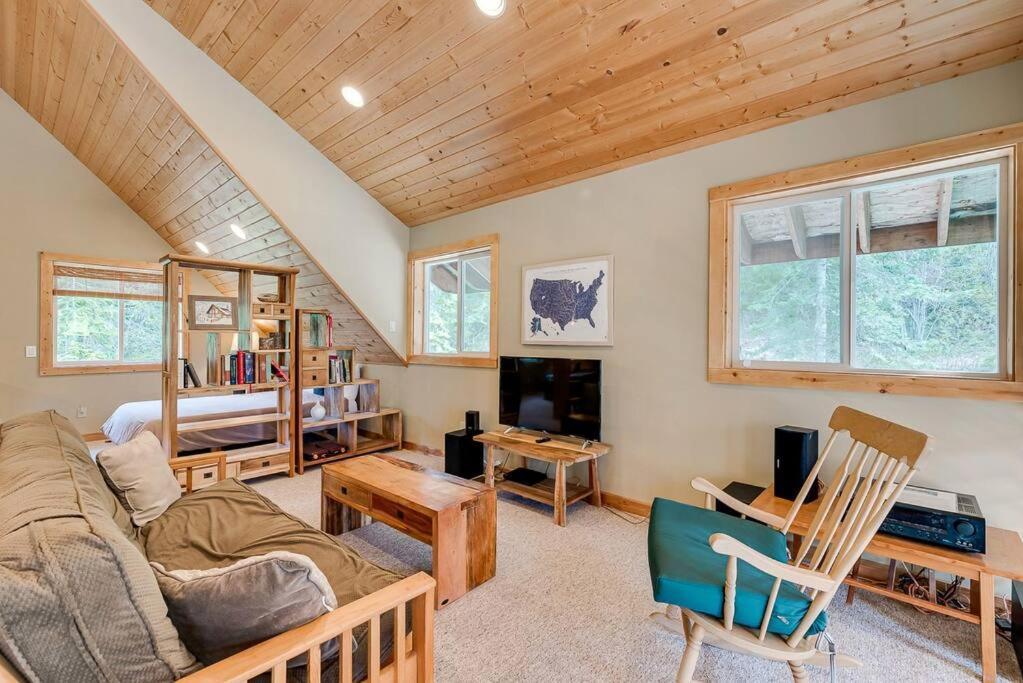 Hot Tub Cool Views: Roaring Creek Chalet *