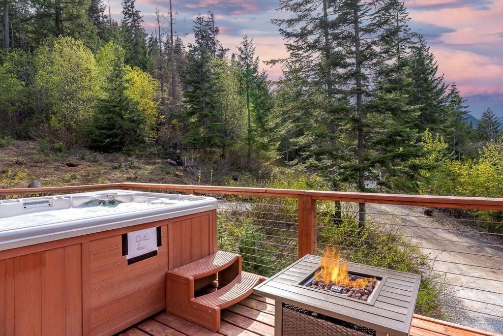 Chalet Hot Tub Cool Views: Roaring Creek *