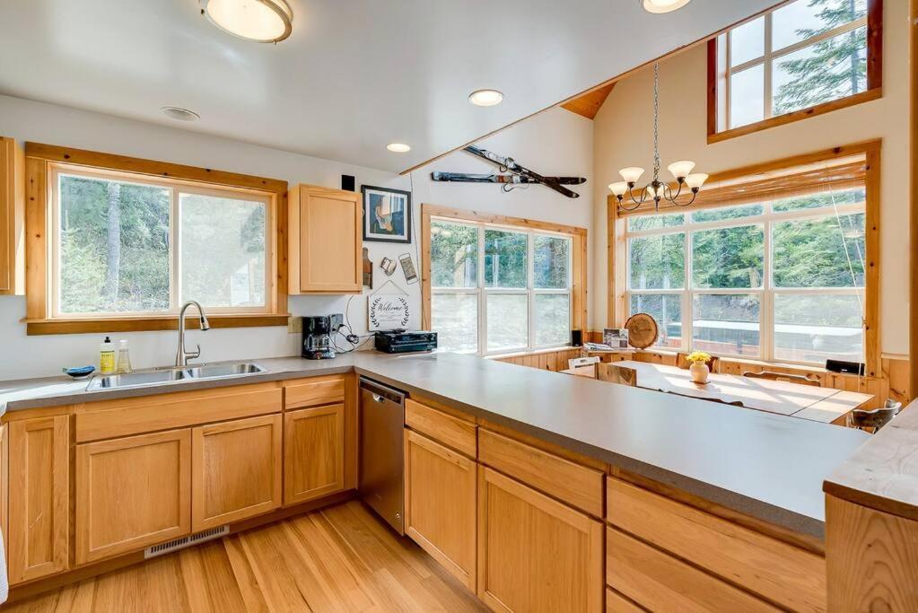 Hot Tub Cool Views: Roaring Creek Chalet