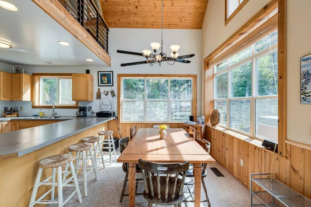 Hot Tub Cool Views: Roaring Creek Chalet