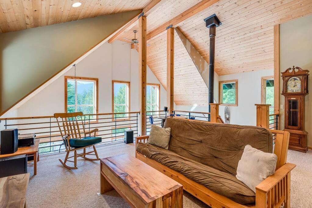 Hot Tub Cool Views: Roaring Creek Chalet