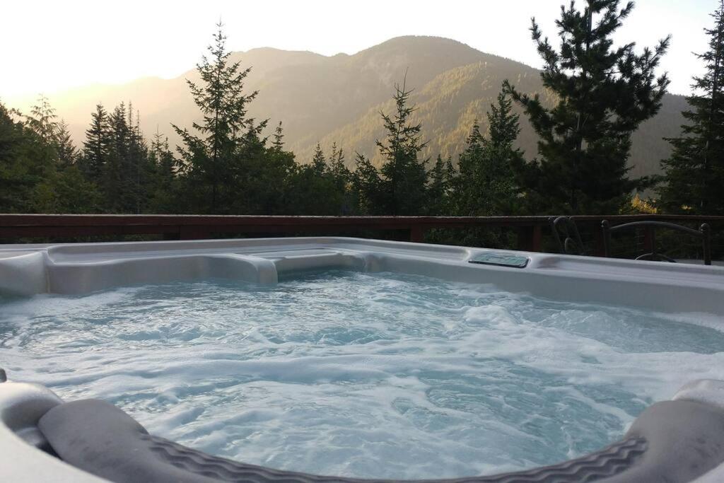 Hot Tub Cool Views: Roaring Creek Chalet