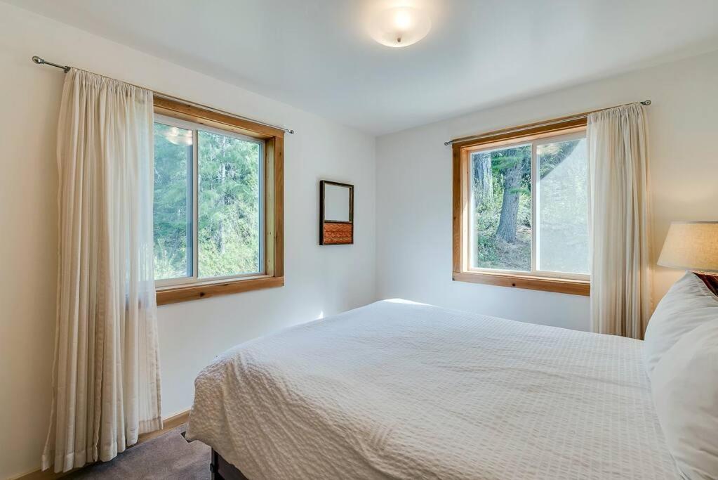 Hot Tub Cool Views: Roaring Creek Chalet *