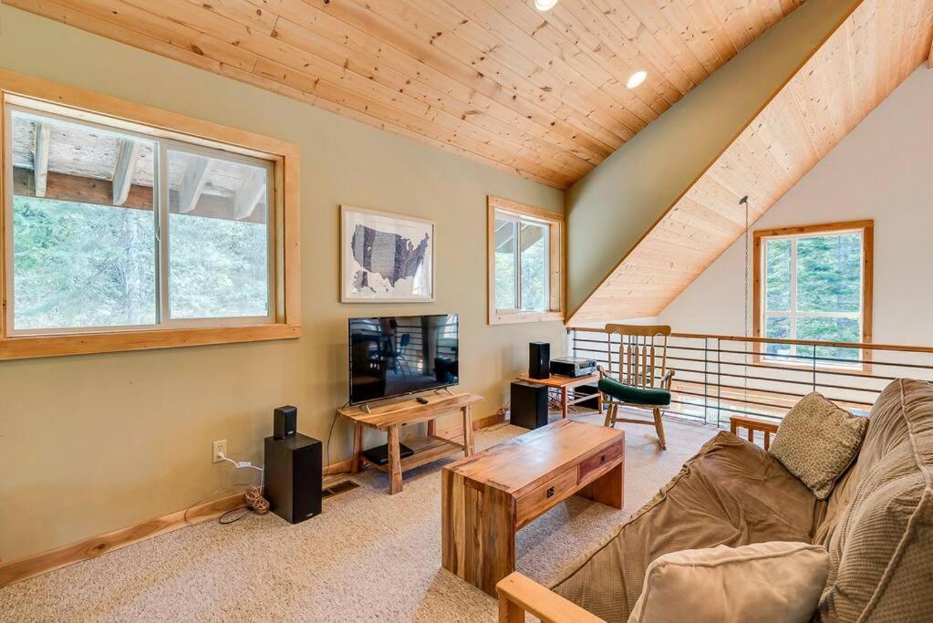 Hot Tub Cool Views: Roaring Creek Leavenworth
