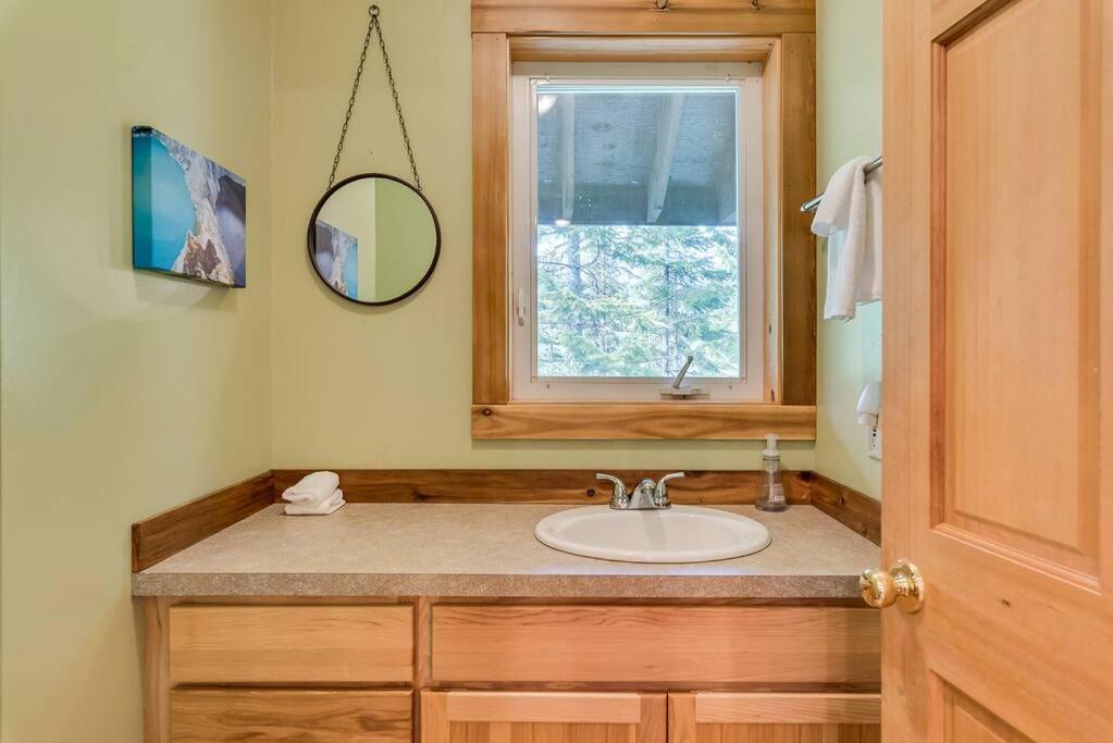 Hot Tub Cool Views: Roaring Creek Chalet