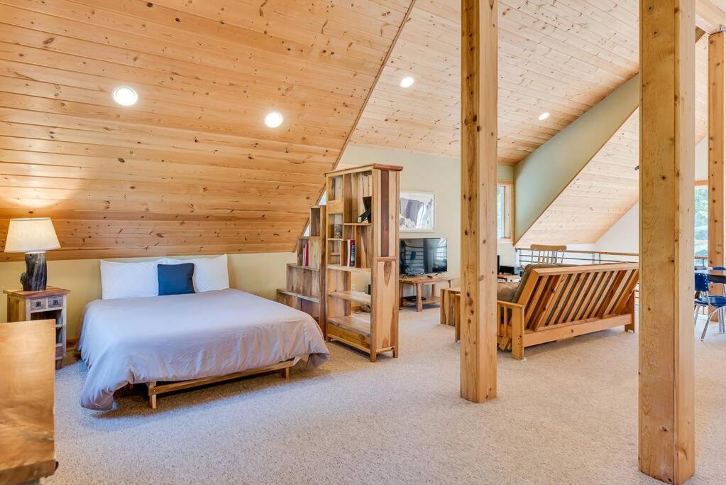 Hot Tub Cool Views: Roaring Creek Chalet *