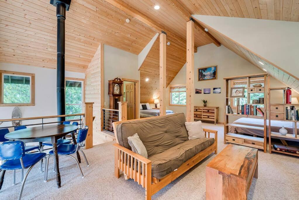 Chalet Hot Tub Cool Views: Roaring Creek Leavenworth