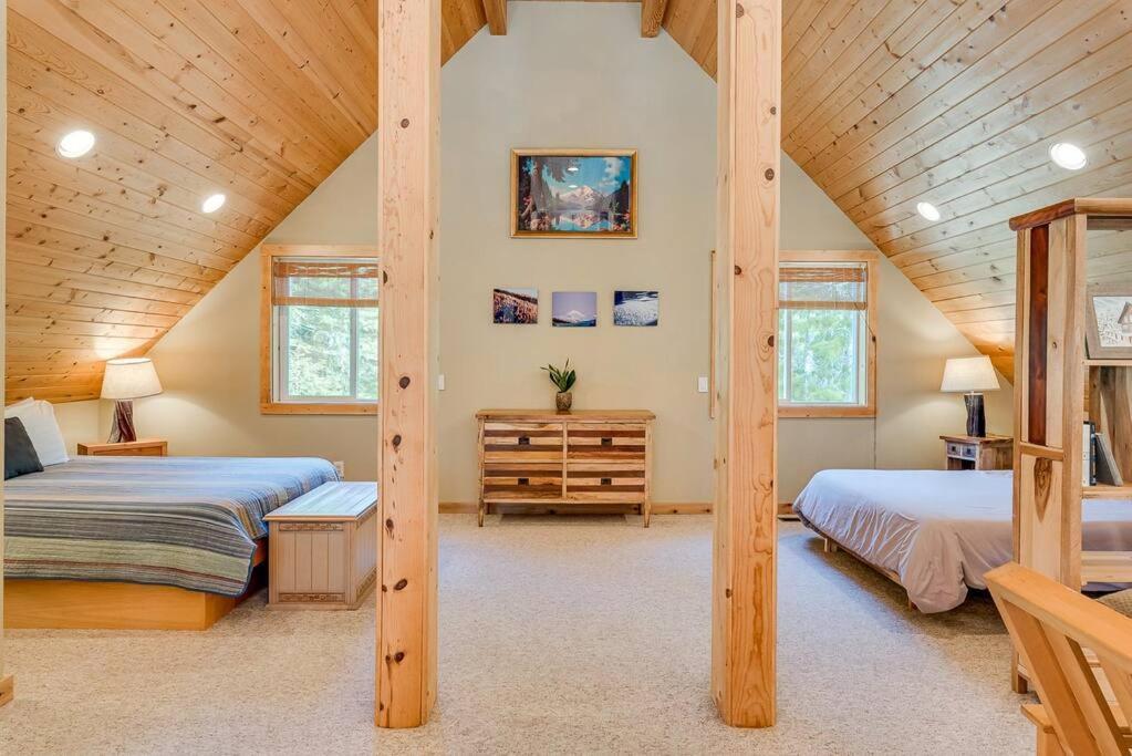 Chalet Hot Tub Cool Views: Roaring Creek