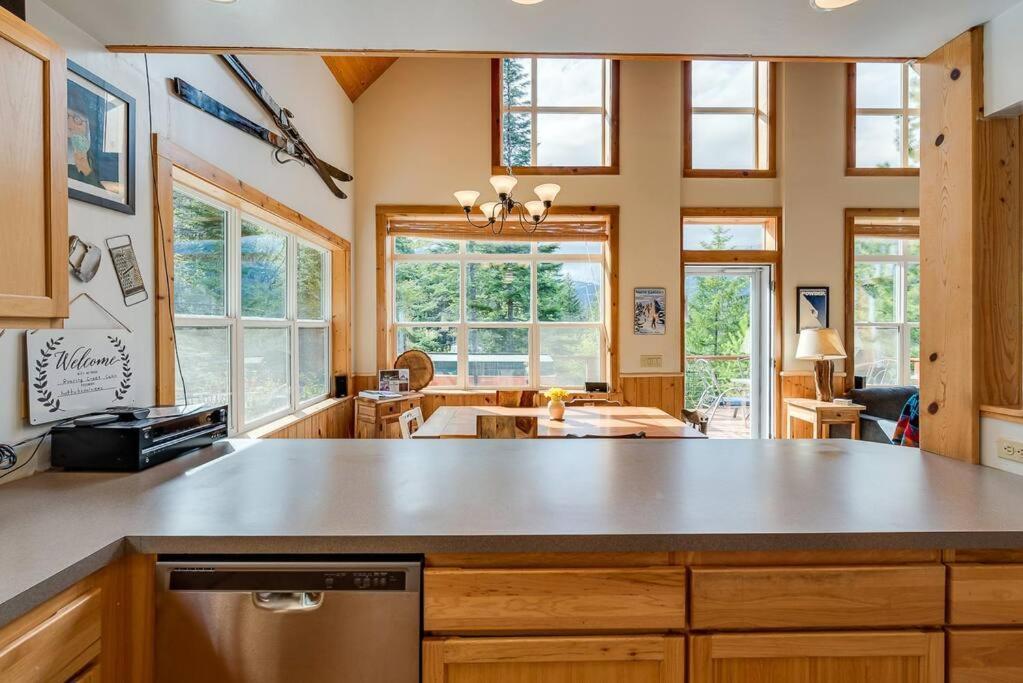 Hot Tub Cool Views: Roaring Creek Chalet