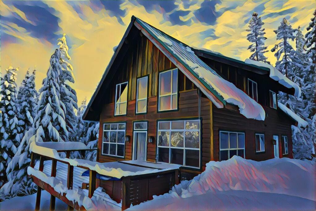 Hot Tub Cool Views: Roaring Creek Chalet Leavenworth
