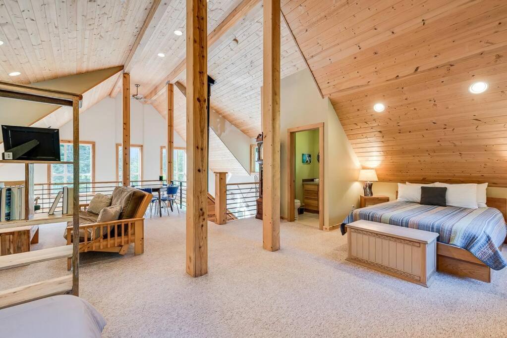 Chalet Hot Tub Cool Views: Roaring Creek Leavenworth